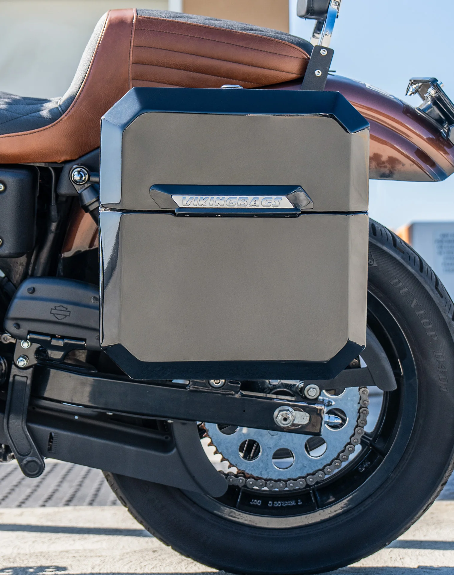 15L - Outlaw Quick Mount Medium Painted Hard Solo Saddlebag (Left Only) for Harley Dyna Super Glide Custom FXDC/I - Image 4
