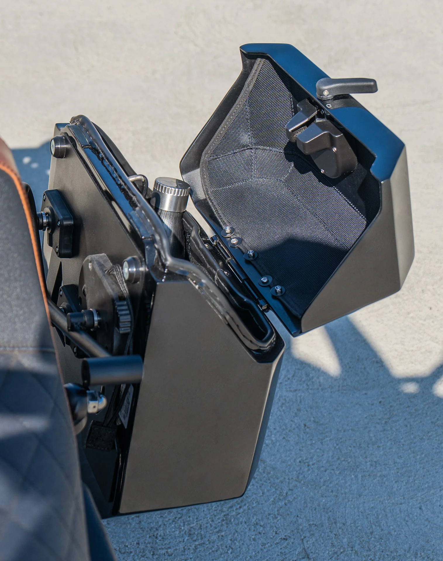 15L - Outlaw Quick Mount Medium Painted Hard Solo Saddlebag (Left Only) for Harley Dyna Super Glide Custom FXDC/I - Image 6