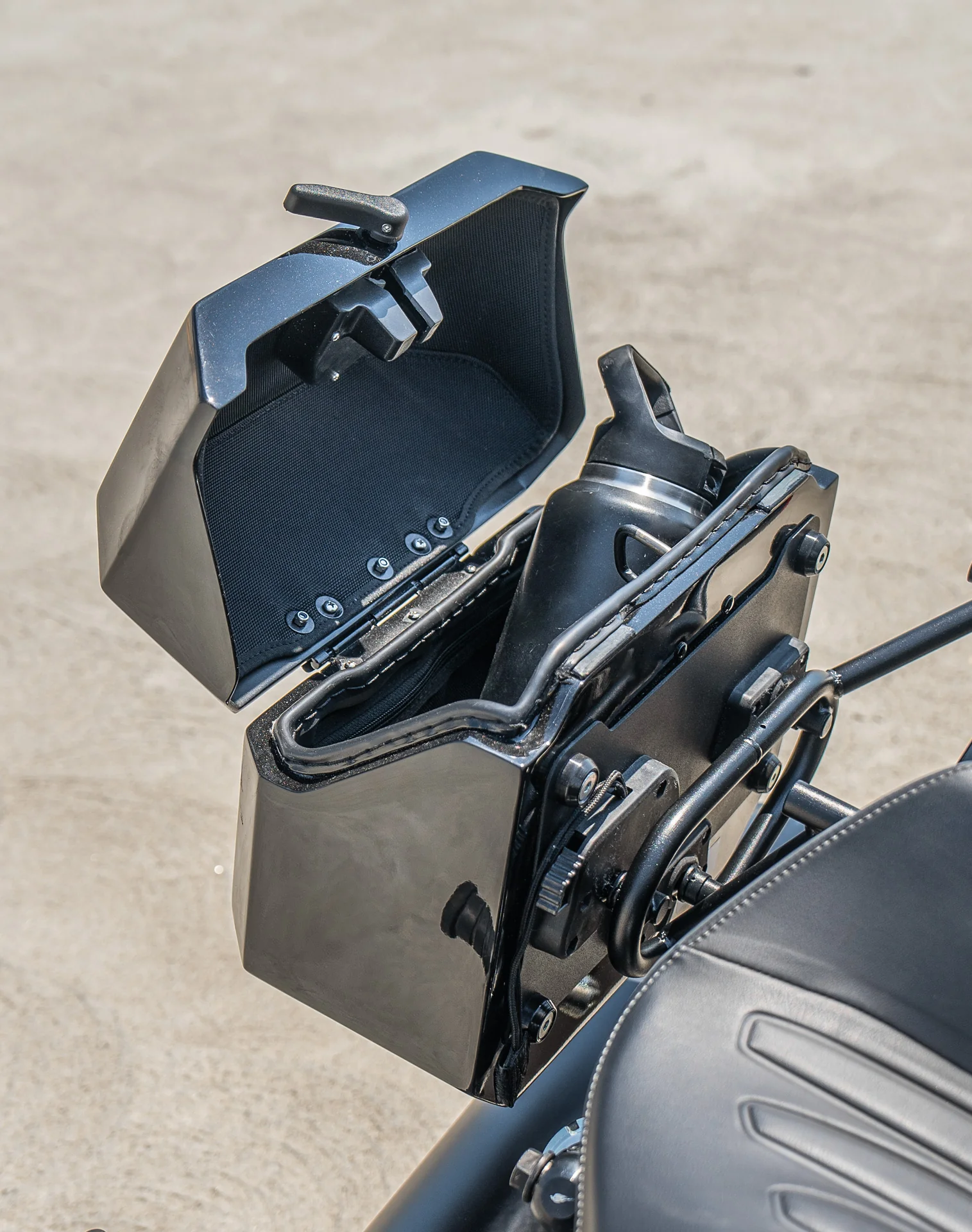 20L - Outlaw Quick-Mount Small 2025+ Indian Sport Scout Sixty Painted Hard Saddlebags - Image 6