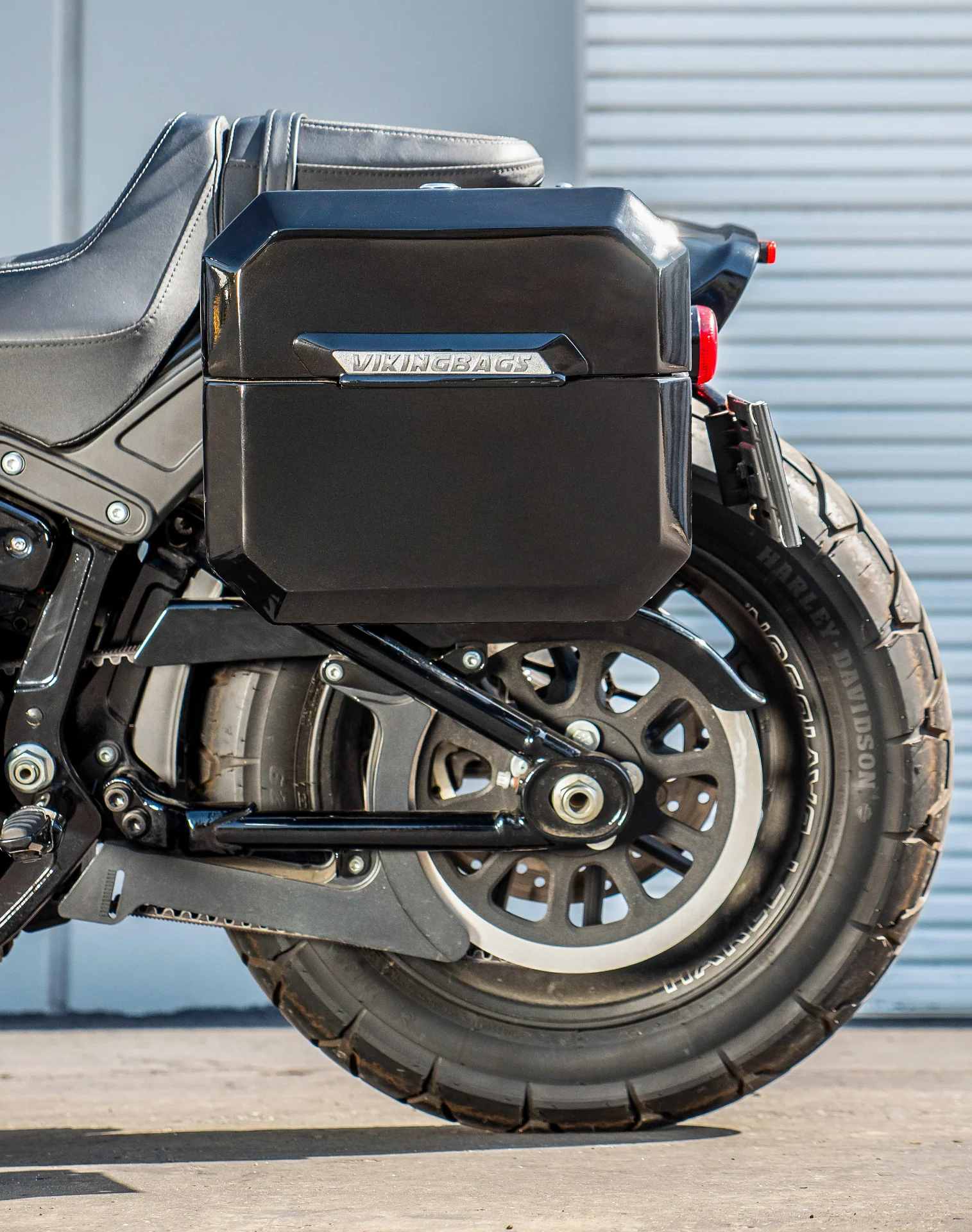 20L - Outlaw Quick-Mount Small Harley Softail Fat Bob FXFB/S Painted Hard Saddlebags - Image 4