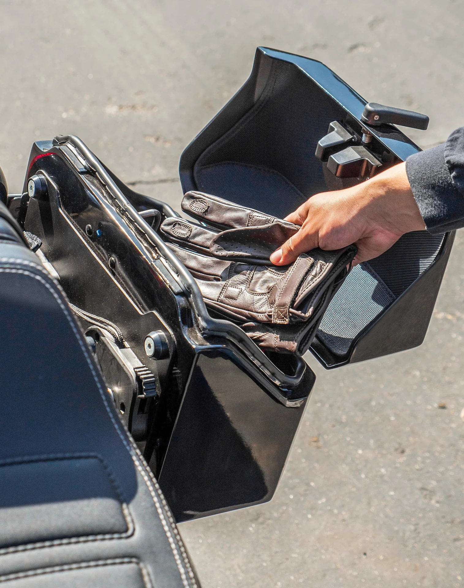 20L - Outlaw Quick-Mount Small Harley Softail Fat Bob FXFB/S Painted Hard Saddlebags - Image 6