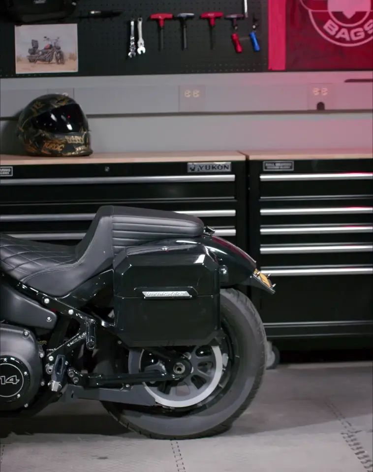 20L - Outlaw Quick-Mount Small 2025+ Indian Scout Bobber Painted Hard Saddlebags - Image 10