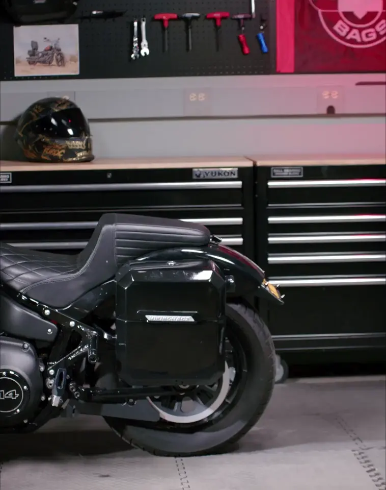 15L - Outlaw Quick Mount Medium Painted Hard Solo Saddlebag (Left Only) for Harley Dyna Super Glide Custom FXDC/I - Image 10