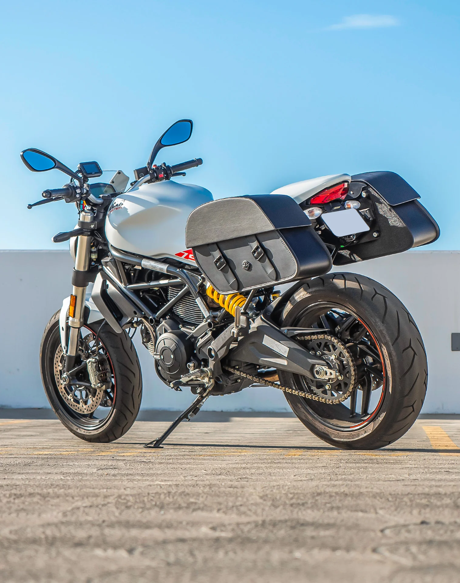 28L - Baelor Medium Quick Mount Ducati Monster 797 Motorcycle Saddlebags - Image 3