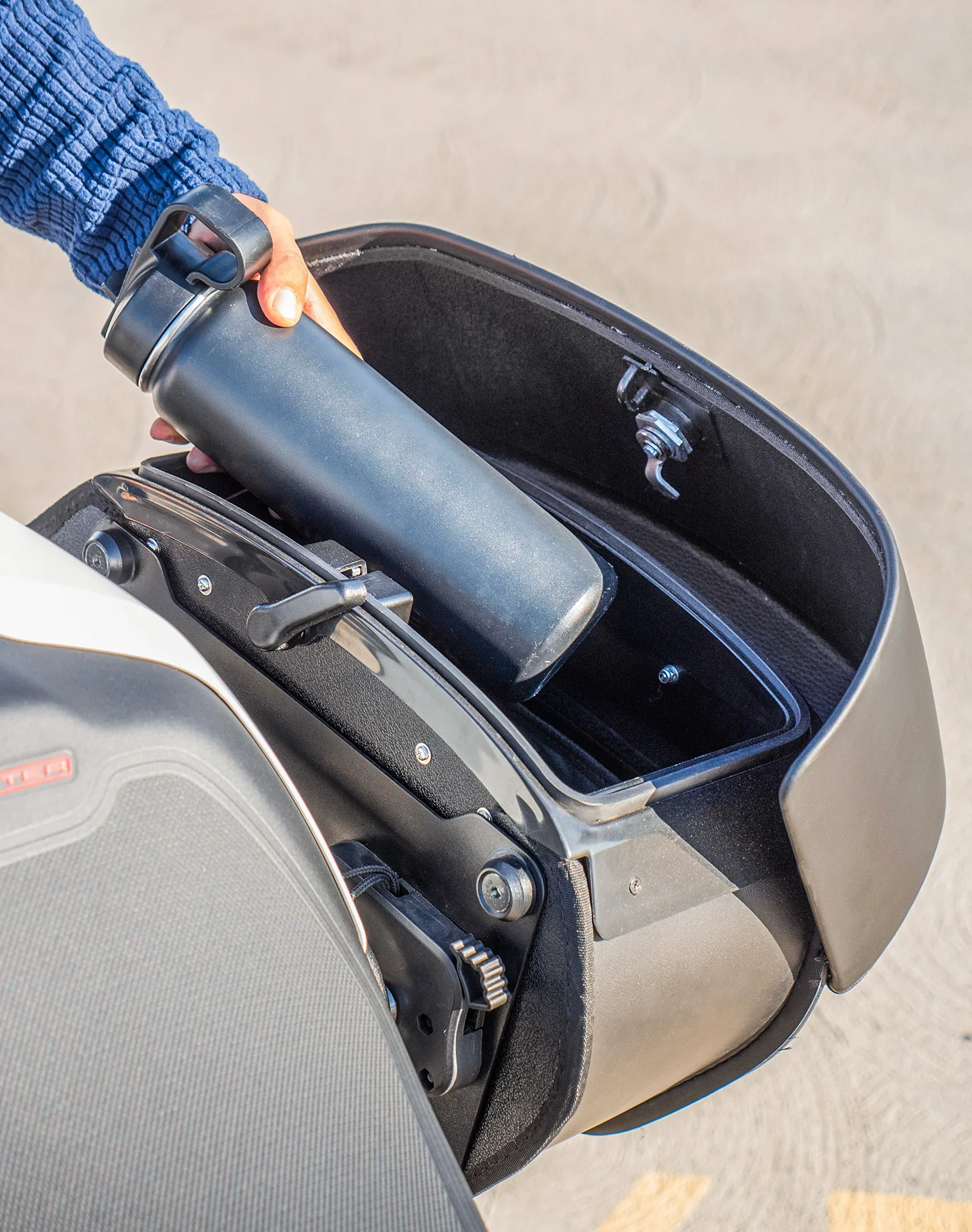 28L - Baelor Medium Quick Mount Ducati Monster 797 Motorcycle Saddlebags - Image 6