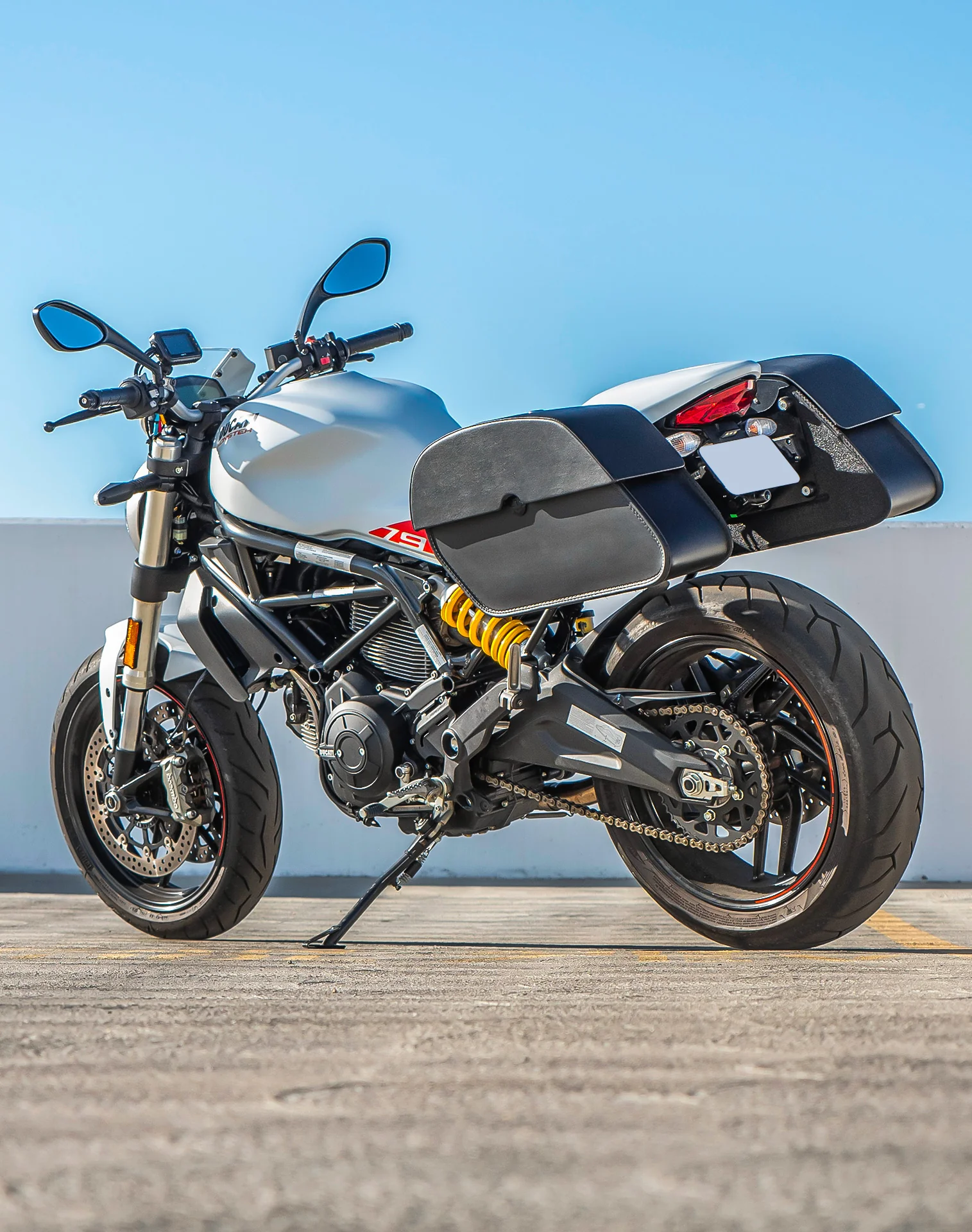 28L - Panzer Medium Quick Mount Ducati Monster 797 Leather Saddlebags - Image 3