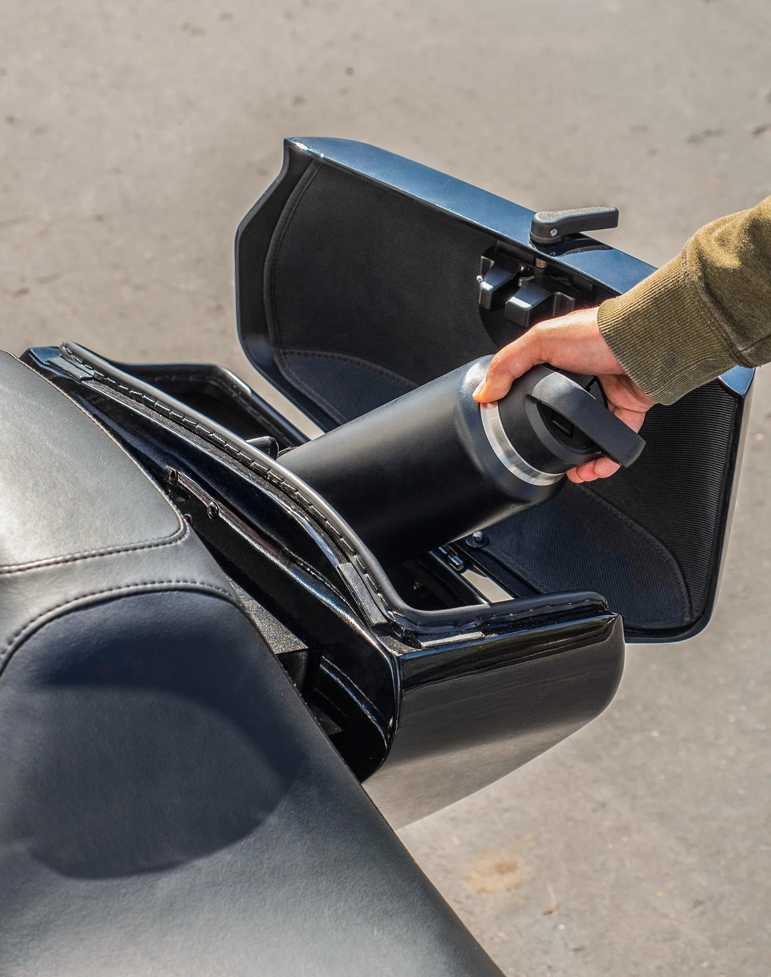 42L - Baldur Extra Large Painted Motorcycle Hard Saddlebags for Harley Softail Deluxe FLSTN/I - Image 6