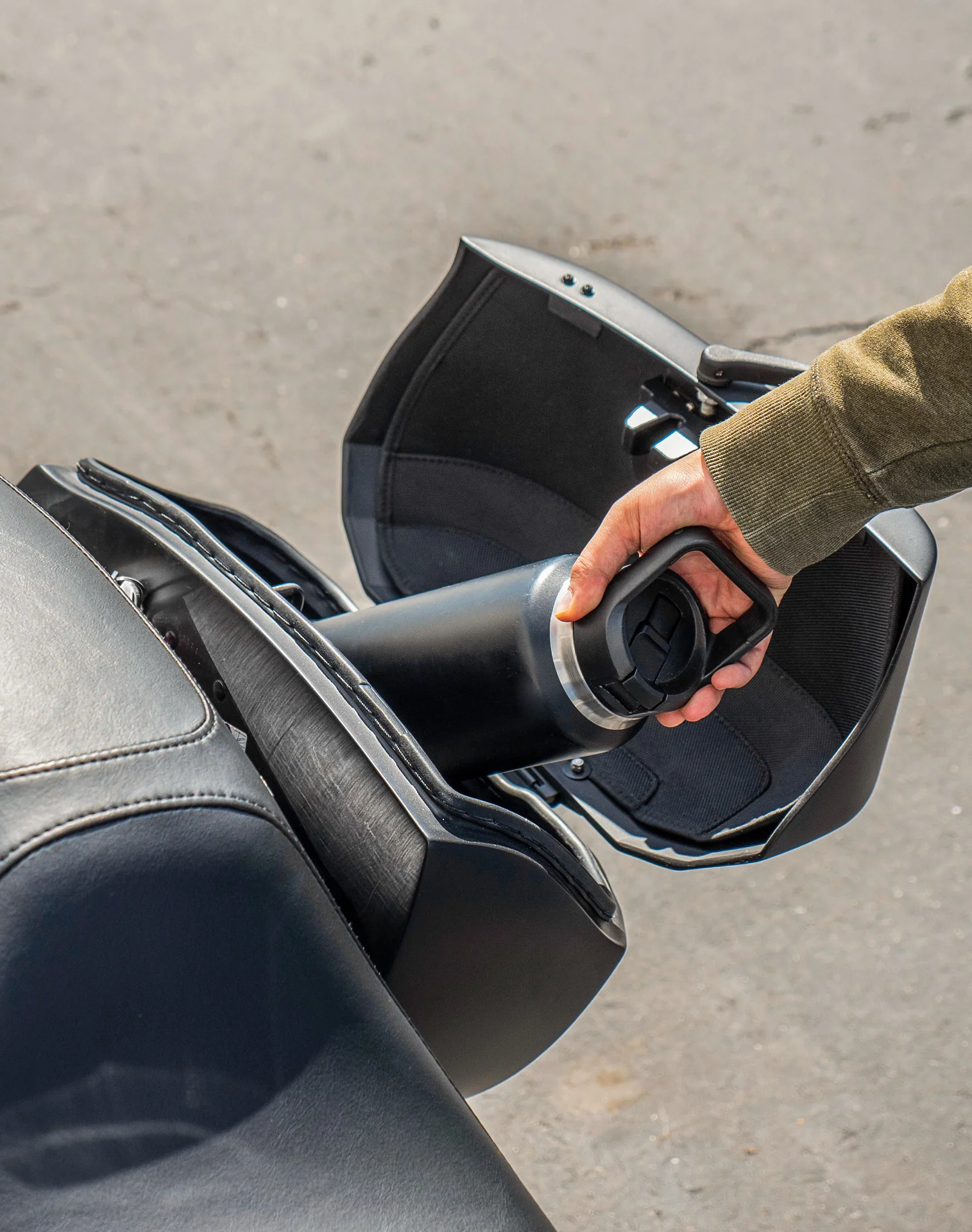 40L - Lamellar Raven Extra Large Matte Motorcycle Hard Saddlebags for Harley Softail Deluxe FLSTN/I - Image 6